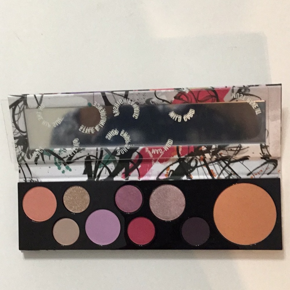 MAC Cosmetics fashion fanatic eyeshadow palette 9 colors included
